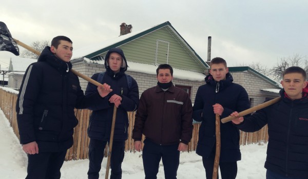 Помощь волонтеров в уборке снега